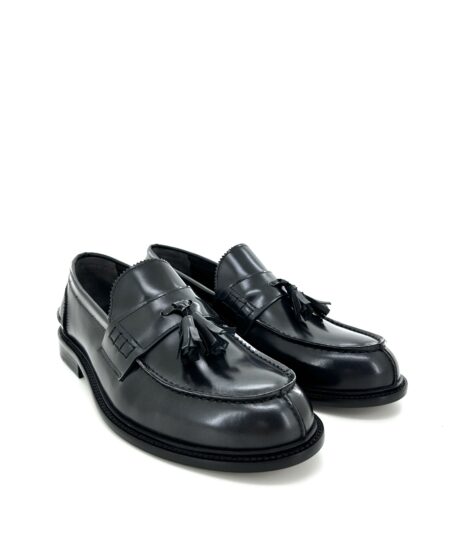 Saxone mocassino con nappine uomo, in pelle Polish binder nera, suola cuoio