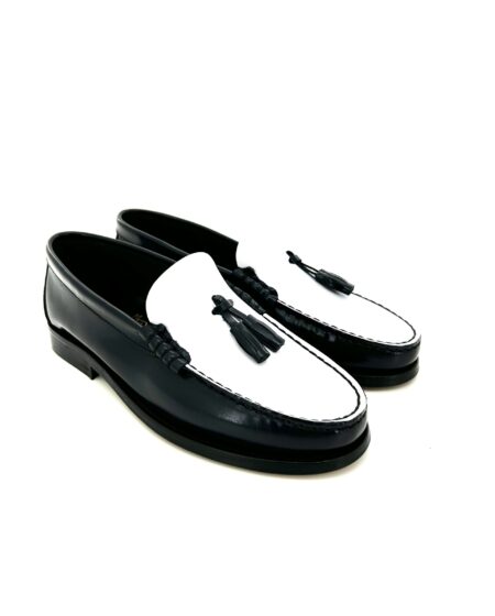 Saxone mocassini con nappine donna, in pelle nero e bianco, suola cuoio