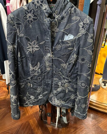 Giacca in denim con ricami floreali